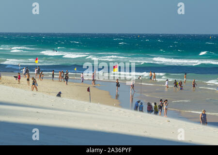 Menschenmassen auf dem Strand in Surfers Paradise an der Gold Coast in Queensland, Australien Stockfoto