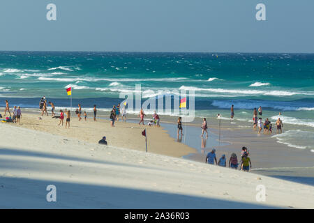 Menschenmassen auf dem Strand in Surfers Paradise an der Gold Coast in Queensland, Australien Stockfoto