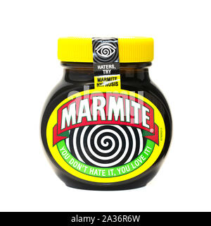 SWINDON, Großbritannien - 5. OKTOBER 2019: Jar der Hypnose Marmite auf einem weißen Hintergrund, Sie es nicht hassen, lieben Sie es Stockfoto