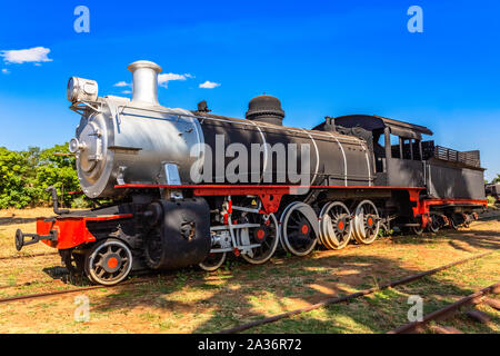 Alten retro erhaltene Lokomotive Zug auf den Schienen in Livingstone, Sambia Stockfoto