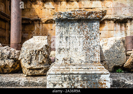 Latin gravierte Inschriften auf römischen Ruinen von Jupiter Tempel, Bekaa-tal, Baalbek, Libanon Stockfoto