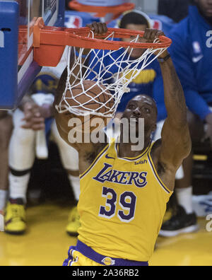 San Francisco, USA. 06 Okt, 2019. Los Angeles Lakers center Dwight Howard (39) Slams zwei gegen die Golden State Warriors in der Eröffnungs-Spiel im Chase Center in San Francisco am 5. Oktober 2019. Die Chase-Center ist die neue Heimat der Krieger. Foto von Terry Schmitt/UPI Quelle: UPI/Alamy leben Nachrichten Stockfoto