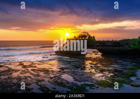 Schönen Sonnenuntergang am Tanah loh Tempel auf Bali, Indonesien. Stockfoto