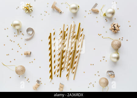 Silvester oder Weihnachten Muster flach Draufsicht Xmas holiday Feier trinken Cocktail Party 2020 Papier Trinkhalme goldene Farbe auf weißem Hintergrund Stockfoto