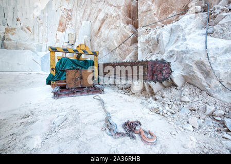 Heavy Duty Mining Equipment an der Felswand in einem Abgrund von einem Marmor aus Carrara in Italien Stockfoto