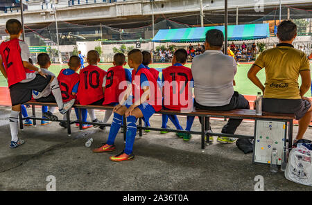 Schüler spielen Fußball (Fußball) in Bangkok, Thailand. Bunte Bild Stockfoto