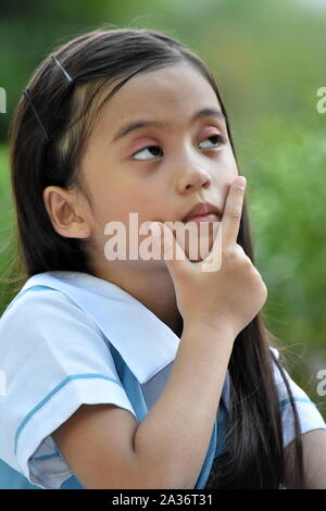 Nachdenklich weiblichen Schüler tragen Schuluniform Stockfoto