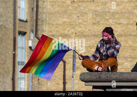 Göteborg, Schweden. 05 Okt, 2019. Eine Frau mit LGBT-Flagge während der Manifestation für regnbagsflaggan in Göteborg gesehen. Hunderte von flag-waving Goten bis zum gleichen Wert aller stand während der Samstag Regenbogen Flagge Manifestation an Gotaplatsen. Die Initiative für die Manifestation wurde von Musiker gegen Rassismus. Credit: SOPA Images Limited/Alamy leben Nachrichten Stockfoto