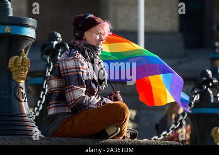 Göteborg, Schweden. 05 Okt, 2019. Eine Frau mit LGBT-Flagge während der Manifestation für regnbagsflaggan in Göteborg gesehen. Hunderte von flag-waving Goten bis zum gleichen Wert aller stand während der Samstag Regenbogen Flagge Manifestation an Gotaplatsen. Die Initiative für die Manifestation wurde von Musiker gegen Rassismus. Credit: SOPA Images Limited/Alamy leben Nachrichten Stockfoto