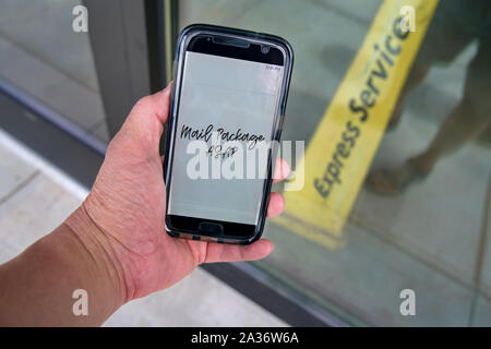 Mit dringende Nachricht Paket sofort zu Mail direkt vor dem Mail Smartphone. Stockfoto