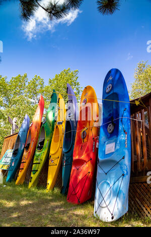 August 18, 2019, Whitney, Ontario, Kanada: Kanuverleih und Ausstatter außerhalb Algonquin Provincial Park East Gate Stockfoto