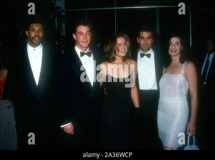 Beverly Hills, Kalifornien, USA, 21. Januar 1995 Schauspieler, Eriq La Salle, Schauspieler Noah Wyle, Schauspielerin Sherry Stringfield, Schauspieler George Clooney und Schauspielerin Julianna Margulies nehmen an der 52. jährlichen Golden Globe Awards am 21. Januar 1995 im Beverly Hilton Hotel in Beverly Hills, Kalifornien, USA. Foto von Barry King/Alamy Stock Foto Stockfoto