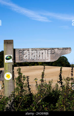 Eingeschränkte Byway Zeichen, eine Kategorie von Rechts der Weg unter der Landschaft und der rechte Weg Gesetz 2000 über Ackerland erstellt Stockfoto