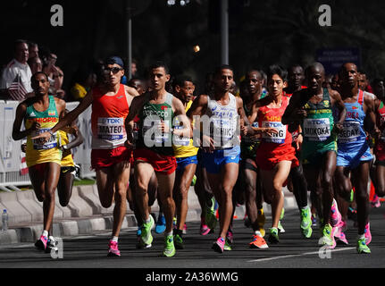 Doha, Katar. 5. Okt, 2019. Athleten konkurrieren während der Männer Marathon bei der IAAF Leichtathletik WM 2019 in Doha, Katar, Oktober 5, 2019. Credit: Wang Jingqiang/Xinhua/Alamy leben Nachrichten Stockfoto