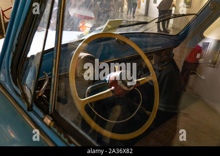 Moskau, Russland - Februar 2, 2019:-2141 AZLK Moskvich Innere in der UDSSR 1980 s Frontantrieb Auto an Sowjetischen alte Autos Ausstellung über VDHKh Stockfoto