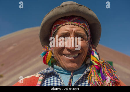 Vinicunca, Cusipata, Peru - Juni 08, 2017: Peruanische Mann an der Spitze der sieben Farben Vinicunca (Berg) in Peru lächelnd Stockfoto