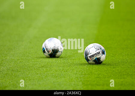 München, Deutschland. 05 Okt, 2019. Fussball: Bundesliga, FC Bayern München - 1899 Hoffenheim, 7. Spieltag in der Allianz Arena. Bundesliga Derbystar Bälle sind auf dem Feld. Quelle: Tobias Hase/dpa - WICHTIGER HINWEIS: In Übereinstimmung mit den Anforderungen der DFL Deutsche Fußball Liga oder der DFB Deutscher Fußball-Bund ist es untersagt, zu verwenden oder verwendet Fotos im Stadion und/oder das Spiel in Form von Bildern und/oder Videos - wie Foto Sequenzen getroffen haben./dpa/Alamy leben Nachrichten Stockfoto