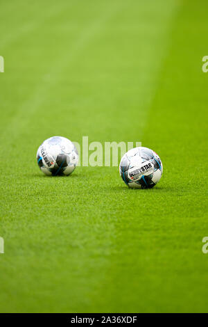 München, Deutschland. 05 Okt, 2019. Fussball: Bundesliga, FC Bayern München - 1899 Hoffenheim, 7. Spieltag in der Allianz Arena. Bundesliga Derbystar Bälle sind auf dem Feld. Quelle: Tobias Hase/dpa - WICHTIGER HINWEIS: In Übereinstimmung mit den Anforderungen der DFL Deutsche Fußball Liga oder der DFB Deutscher Fußball-Bund ist es untersagt, zu verwenden oder verwendet Fotos im Stadion und/oder das Spiel in Form von Bildern und/oder Videos - wie Foto Sequenzen getroffen haben./dpa/Alamy leben Nachrichten Stockfoto