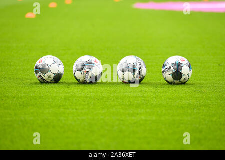 München, Deutschland. 05 Okt, 2019. Fussball: Bundesliga, FC Bayern München - 1899 Hoffenheim, 7. Spieltag in der Allianz Arena. Bundesliga Derbystar Bälle sind auf dem Feld. Quelle: Tobias Hase/dpa - WICHTIGER HINWEIS: In Übereinstimmung mit den Anforderungen der DFL Deutsche Fußball Liga oder der DFB Deutscher Fußball-Bund ist es untersagt, zu verwenden oder verwendet Fotos im Stadion und/oder das Spiel in Form von Bildern und/oder Videos - wie Foto Sequenzen getroffen haben./dpa/Alamy leben Nachrichten Stockfoto