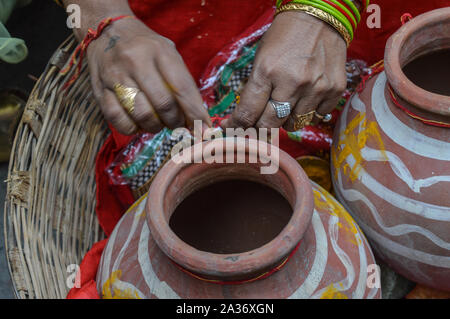 Frau Riegel Dritten auf Lehm Topf in indische Hochzeiten. Stockfoto