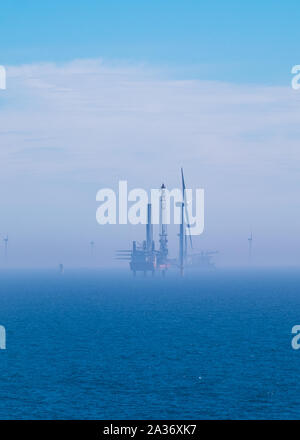 Eine Windenergieanlage installation Schiff, Fett Tern, bei der Arbeit an der Errichtung von Siemens Windenergieanlagen auf hornsea Projekt einen Offshore-windpark Stockfoto