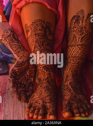 Eine Dame Hand & Fuß mit indischen Heena mehandi in indische Hochzeiten. Stockfoto