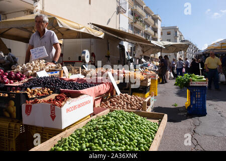 Marktstand ein Händler bei Ostuni Samstag Markt Stockfoto