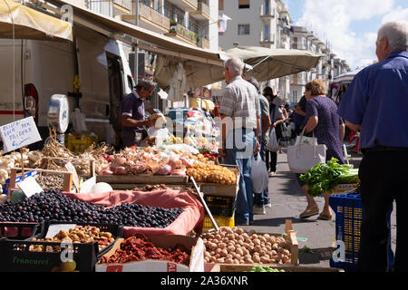 Leute einkaufen für ihre Lebensmittel bei Ostuni Samstag Markt Stockfoto