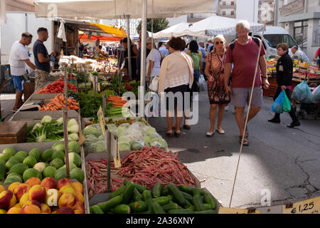 Leute einkaufen für ihre Lebensmittel bei Ostuni Samstag Markt Stockfoto