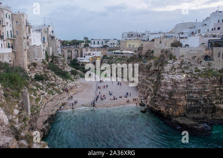 Polignano a Mare, einer Stadt an der adriatischen Küste im südlichen Italien. Stockfoto