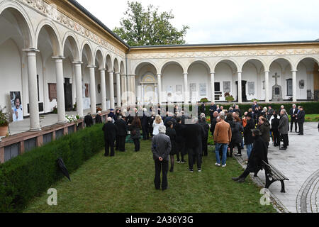 Karlsruhe, Deutschland. 05 Okt, 2019. Am Hauptfriedhof, trauernde Abschied von der Designer Luigi Colani, der fast vor drei Wochen gestorben. Er erlag einer schweren Krankheit am 16. September in Karlsruhe, wo er zurückgezogen hatte. Credit: Uli Deck / dpa/Alamy leben Nachrichten Stockfoto