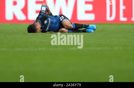 Paderborn, Deutschland. 05 Okt, 2019. Fussball: Bundesliga, SC Paderborn 07 - 1.FSV Mainz 05, 7.Spieltag in der Benteler Arena. Paderborner Mohamed Dräger auf dem Gras verletzt. Credit: Friso Gentsch/dpa - WICHTIGER HINWEIS: In Übereinstimmung mit den Anforderungen der DFL Deutsche Fußball Liga oder der DFB Deutscher Fußball-Bund ist es untersagt, zu verwenden oder verwendet Fotos im Stadion und/oder das Spiel in Form von Bildern und/oder Videos - wie Foto Sequenzen getroffen haben./dpa/Alamy leben Nachrichten Stockfoto