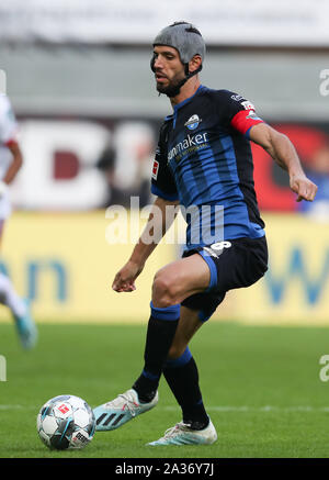 Paderborn, Deutschland. 05 Okt, 2019. Fussball: Bundesliga, SC Paderborn 07 - 1.FSV Mainz 05, 7.Spieltag in der Benteler Arena. Paderborn ist Klaus Gjasula spielt den Ball. Credit: Friso Gentsch/dpa - WICHTIGER HINWEIS: In Übereinstimmung mit den Anforderungen der DFL Deutsche Fußball Liga oder der DFB Deutscher Fußball-Bund ist es untersagt, zu verwenden oder verwendet Fotos im Stadion und/oder das Spiel in Form von Bildern und/oder Videos - wie Foto Sequenzen getroffen haben./dpa/Alamy leben Nachrichten Stockfoto