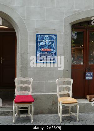 Stühle außerhalb einer Vaping Store Stockfoto