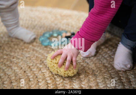 Embargo auf 0001 Montag, den 07. Oktober ein Kind nimmt ein Spielzeug von a' Biss box" an der Kindertagesstätte in Corfe Mullan, Dorset. Stockfoto