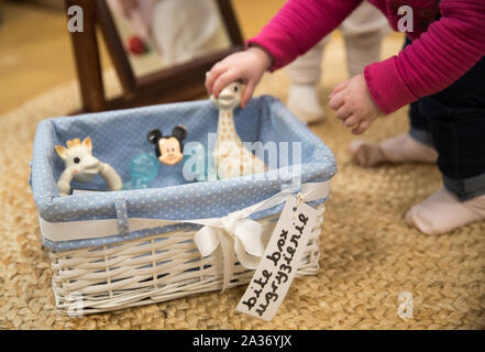 Embargo auf 0001 Montag, den 07. Oktober ein Kind ein Spielzeug von a' Biss box" an der Kindertagesstätte in Corfe Mullan, Dorset. Stockfoto