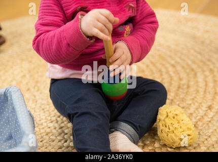 Embargo auf 0001 Montag, den 07. Oktober ein Kind nimmt ein Spielzeug von a' Biss box" an der Kindertagesstätte in Corfe Mullan, Dorset. Stockfoto