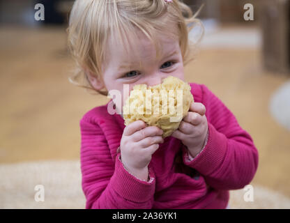 Embargo auf 0001 Montag, den 07. Oktober ein Kind nimmt ein Spielzeug von a' Biss box" an der Kindertagesstätte in Corfe Mullan, Dorset. Stockfoto