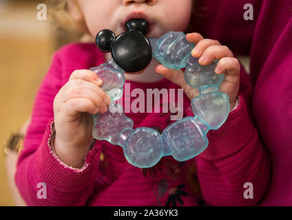 Auf 0001 ein Embargo verhängt Montag, den 07. Oktober ein Kind kaut auf einem Spielzeug von a' Biss box" an der Kindertagesstätte in Corfe Mullan, Dorset. Stockfoto