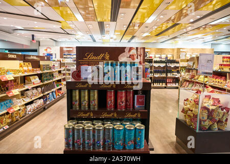 Wien, ÖSTERREICH - ca. Mai 2019: Duty Free Shopping Bereich am Flughafen Wien. Stockfoto