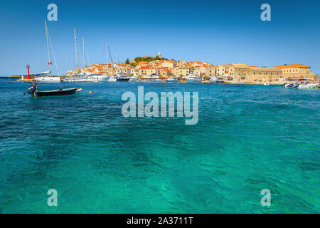 Berühmte adriatischen touristischen Ziel. Bewundernswert mediterranen alten Fischerdorf mit Häusern aus Stein und malerischen Hafen, Primosten, Dalmatien, Stockfoto