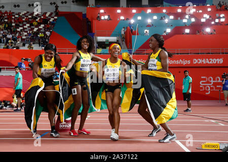 Doha, Katar. 5. Okt, 2019. Jonielle Smith, Natalliah Whyte, shelly-ann Fraser-Pryce und Shericka Jackson von (von L nach R) Team Jamaika feiern, nachdem der Frauen 4x100m Staffel finale bei den IAAF Leichtathletik WM 2019 in Doha, Katar, am Okt. 5, 2019. Credit: Wang Lili/Xinhua/Alamy leben Nachrichten Stockfoto