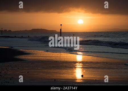 Die Sonne über Boscombe Strand in Dorset. Heavy Rain ist aufgrund einer großen Landstrich der BRITISCHEN zu schlagen, nur wenige Tage, nachdem das Land wurde von großen Überschwemmungen heimgesucht. Stockfoto