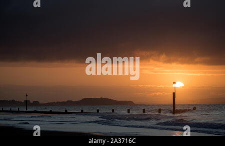 Die Sonne über Boscombe Strand in Dorset. Heavy Rain ist aufgrund einer großen Landstrich der BRITISCHEN zu schlagen, nur wenige Tage, nachdem das Land wurde von großen Überschwemmungen heimgesucht. Stockfoto