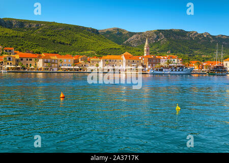 Atemberaubende touristischen Ausflugs- und Lage. Adria alte Angeln und touristischen Dorf mit Häusern aus Stein, Jelsa, Hvar, Insel Hvar, Dalmatien, Kroatien Stockfoto