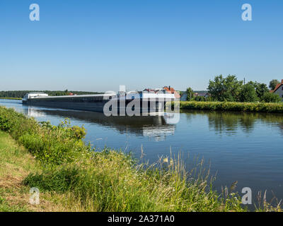 Main Donau Kanal mit Containerschiff Stockfoto