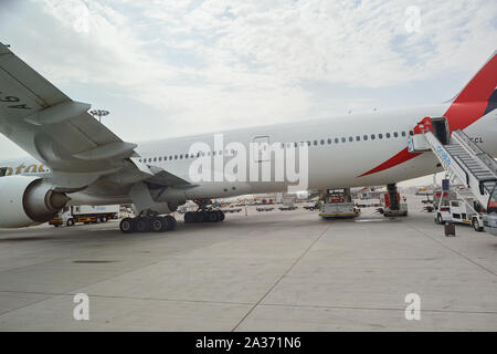 DUBAI, VAE - ca. Juni 2015: Boeing 777 von Emirates Airlines am Dubai International Airport. Stockfoto