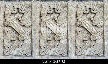 Christian Muster in Stein an der Wand eines alten christlichen Kirche in Georgien geschnitzt. Stockfoto