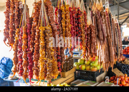 Churchkhela. Traditionelle georgische Süße auf dem Markt. Von Traubensaft und Muttern vorbereitet. Georgische Küche Stockfoto