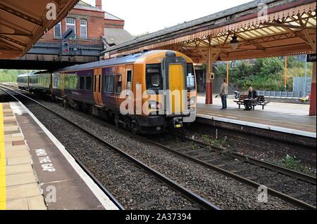 Ein West Midlands Eisenbahn clas 172 Turbostar Zug am Bahnhof Tyseley, Birmingham, Großbritannien Stockfoto